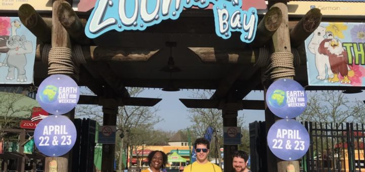 Three Phi Theta Kappans standing before the Columbus Zoo entrance.